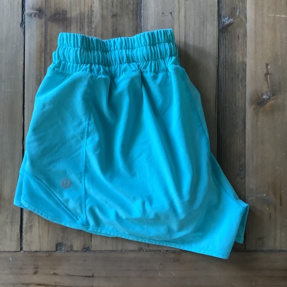 Lululemon Hotty Hot Low-Rise Lined Short 2.5" Electric Turquoise, Size 8 - Picture 6 of 7
